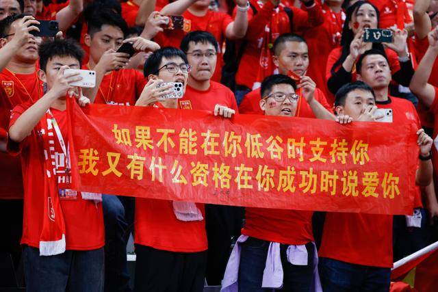 凯塞多重返赛场，庆祝球队迎来大胜